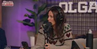 Sweater de punto color gris con diseño de corazones rosas y cuello con diseño geométrico.