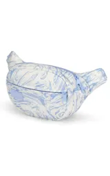 Riñonera negra de la marca JanSport, modelo Fifth Avenue, con parche frontal de la marca y cierres metálicos.