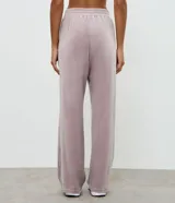 Pantalón deportivo de corte recto confeccionado en plush, con cintura elástica y detalle de costura vertical frontal. Presenta un diseño cómodo y funcional con acabado suave.