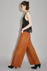 Pantalón de jean corte oxford, color camel, con tiro medio y diseño de pierna ancha. Presenta costuras reforzadas y bolsillos traseros clásicos.