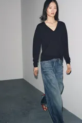 Jersey de manga larga confeccionado en lana 100%, con escote en pico y acabados en rib en puños y bajo.