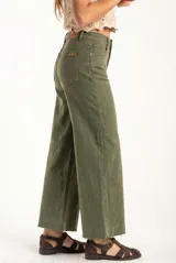 Pantalón de jean estilo wide leg con tiro alto y ruedo desflecado, en color verde oliva.
