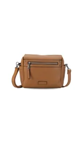 Bandolera color beige de símil cuero, con cierre principal, bolsillos interiores, bolsillo frontal y posterior con cierres, y bolsillos laterales. Incluye correa extensible.