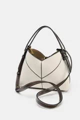 Bolso tipo mini shopper confeccionado en material trenzado color beige, con detalles en cuero sintético marrón. Presenta una estructura rígida con forma de V en la parte superior, asas de mano fijas y correa bandolera extraíble. Incluye una cartera interior con cierre.