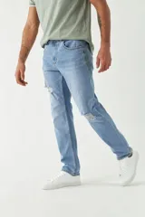 Pantalón de jean celeste claro con roturas en las rodillas, corte recto y logo bordado en el bolsillo trasero.