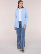 Cárdigan liviano blanco de punto acanalado, confeccionado en viscosa y elastano, con diseño de frente abierto, mangas largas entalladas y silueta fluida.