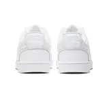 Championes Nike Court Vision Low de diseño urbano inspirado en el básquetbol de los años 80, confeccionados en cuero sintético blanco con el logo de la marca en los laterales y suela de goma.