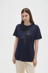 Remera de algodón de manga corta y cuello redondo, con diseño de línea fina bordado en el frente.