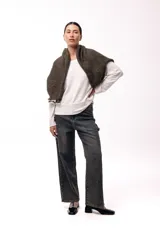 Remera de silueta amplia con hombro caído y cuello redondo, confeccionada en tejido suave de algodón. Presenta un diseño holgado y versátil con mangas largas.