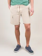 Bermuda color beige, corte regular fit, con cierre elástico y cordones en la cintura. Cuenta con bolsillos cargo laterales y detalles en los bolsillos.
