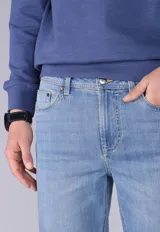 Pantalón de jean azul de corte recto.