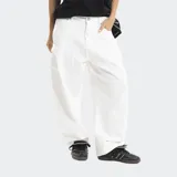 Pantalón de denim blanco con corte baggy y diseño barrel, cuenta con bolsillos laterales y logo bordado tono sobre tono.