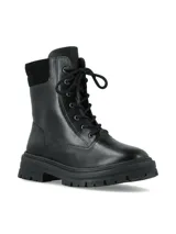 Bota acordonada de cuero negro con suela chunky y ojalillos metálicos.
