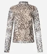 Blusa de tule con estampado animal print, de manga larga y cuello alto.