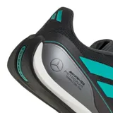 Championes urbanos Adidas Feroza, edición especial Mercedes AMG Petronas F1 Team. Diseño en color negro con las icónicas tres tiras en color turquesa y detalle de logo en el talón.