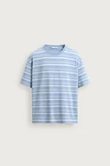 Remera relaxed fit con diseño de rayas horizontales en tonos celestes y blancos, cuello redondo y manga corta, con efecto lavado.