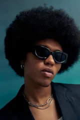 Lentes de sol negros con marco rectangular envolvente y patillas anchas.