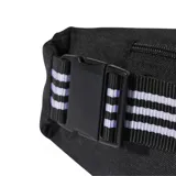 Riñonera Adidas Adicolor de color negro, con cierre superior y el logotipo del trébol de la marca estampado en color blanco en el frente.
