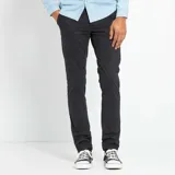 Pantalón chino negro de corte slim.