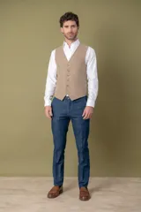 Pantalón de vestir azul denim, corte slim fit, con bolsillos laterales y traseros.