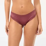 Pack de tres tangas de microfibra con detalles de encaje en los bordes superior e inferior. Incluye una tanga blanca con estampado floral en tonos marrones y burdeos, una tanga liso en color rosado y una tanga verde oscuro con estampado floral blanco.