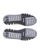 Championes de golf Under Armour modelo Drive Medal SL, color blanco con detalles en gris. Presentan parte superior de microfibra, mediasuela con tecnología Charged Cushioning para amortiguación y suela exterior sin tacos con tracción Rotational Resistance.