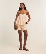 Short de tiro alto confeccionado en mezcla de viscosa y lino, color beige, con detalle de cuerda decorativa en el dobladillo.