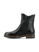 Bota tipo Chelsea de cuero negro con textura granulada, paneles laterales elásticos y suela track con detalle de madera en el talón.