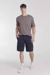 T-shirt de hombre color azul marino, de manga corta, cuello redondo y bolsillo en el pecho.