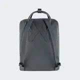 Mochila Fjallraven modelo Kanken Classic, color negro, con compartimento principal con cierre, bolsillo frontal con cierre, asas superiores con broche y correas ajustables para los hombros. Incluye el parche redondo característico de la marca en el frente.