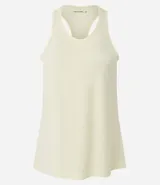 Musculosa deportiva de corte nadador, color amarillo claro, confeccionada en microfibra con textura perforada. Presenta escote en U y diseño holgado con pliegue en la espalda.