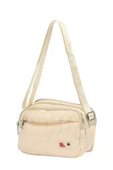 Bandolera color beige con diseño acolchado. Tiene correa larga regulable y cierre superior.
