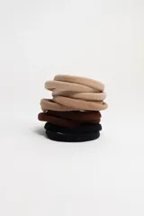 Pack de 12 gomitas de pelo elásticas, en tonos marrón claro, marrón oscuro y negro.