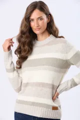 Buzo tejido de punto grueso con diseño de rayas horizontales en tonos rosado, beige y blanco. Presenta escote redondo, mangas largas y puños acanalados.