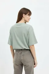 Remera cropped de algodón con cuello redondo, diseño holgado y estampado frontal de una copa con cerezas.