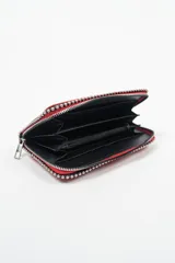 Billetera rectangular de cuero con textura granulada, color rojo, con borde decorado con pequeñas tachas metálicas plateadas.