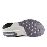 Championes de running New Balance FuelCell Rebel v5, color lila con entresuela blanca y detalles en morado. Diseño aerodinámico de malla transpirable con la característica 'N' en el lateral y tecnología de amortiguación FuelCell.