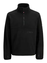 Campera de polar negra con cuello alto y cierre frontal parcial. Presenta el logo de la marca bordado en el pecho y puños con abertura para el pulgar.