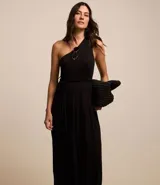 Vestido midi negro de viscosa, con escote asimétrico de un hombro, sin mangas, corte acampanado y lazo en la cintura.