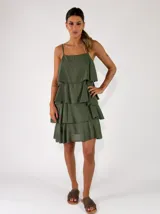 Vestido corto verde militar con diseño de solera con tirantes finos, escote recto y múltiples volantes horizontales escalonados.