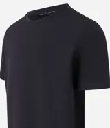 Remera slim de algodón negro con textura acanalada, cuello redondo y mangas cortas.
