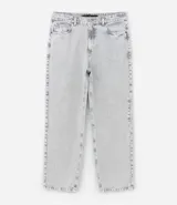 Pantalón baggy jeans color negro, con cierre de botón y cremallera, y bolsillos. Confeccionado en tejido de jean 100% algodón.