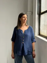 Blusa azul marino de lino, con escote en V y botones frontales de madera.