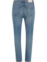 Pantalón de jean celeste de corte slim, con pierna recta y talle alto.