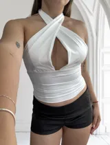 Top amarillo pálido con cuello halter y escote profundo. Se puede usar de múltiples formas.