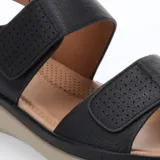 Sandalias de mujer con plataforma baja, diseño de dos tiras anchas con detalle perforado y cierre de velcro para un ajuste cómodo.