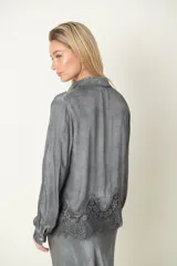 Camisa italiana de manga larga color gris topo, con cuello clásico, cierre frontal con botones y aplique de puntilla en el ruedo.