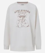 Buzo de pijama color crema, con cuello redondo y mangas largas. Presenta una estampa frontal de un osito con antifaz y la frase Athleisure in my dreams.