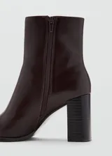 Botín de efecto piel color bordó, con punta fina, tacón ancho y cierre lateral con cremallera.