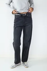Jeans de tiro alto y corte recto, con diseño clásico de cinco bolsillos, cierre de cremallera y botón metálico.